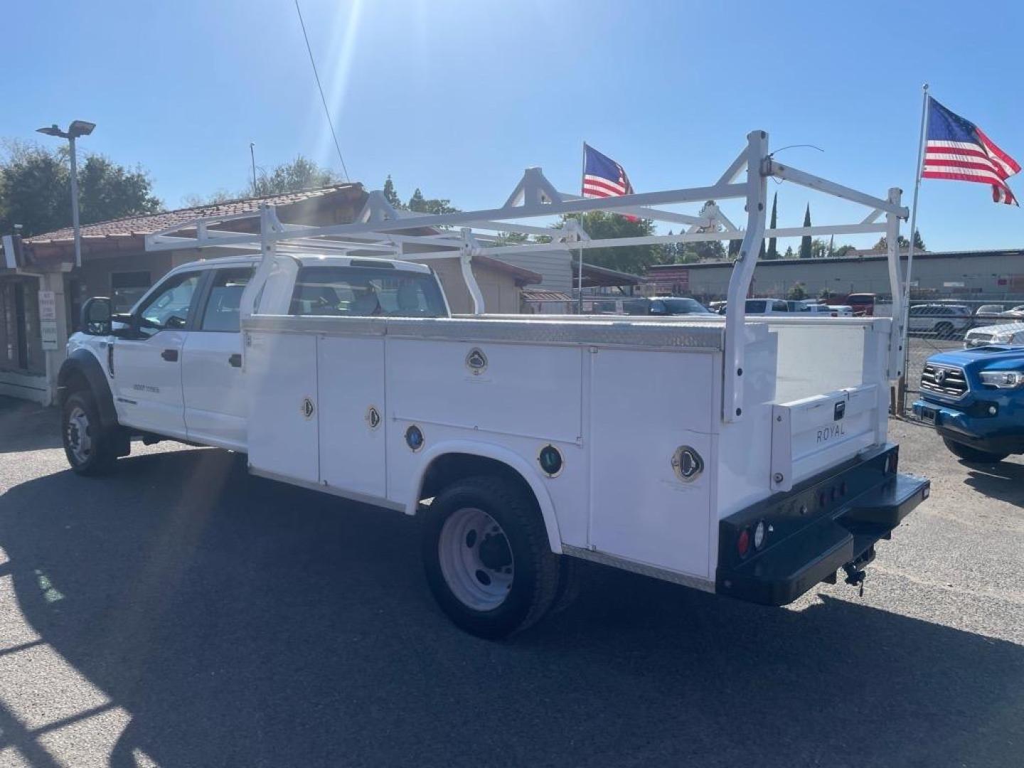 2019 White Ford F-450 Super Duty XL (1FD0W4HTXKE) with an 8 Cylinder Other engine, 6-Speed Automatic transmission, located at 800 Riverside Ave, Roseville, CA, 95678, 916-773-4549 & Toll Free: 866-719-4393, 38.732265, -121.291039 - DIESEL CREW CAB 4X4 UTILITY BED XL SERVICE RECORDS ONE OWNER - Photo#2