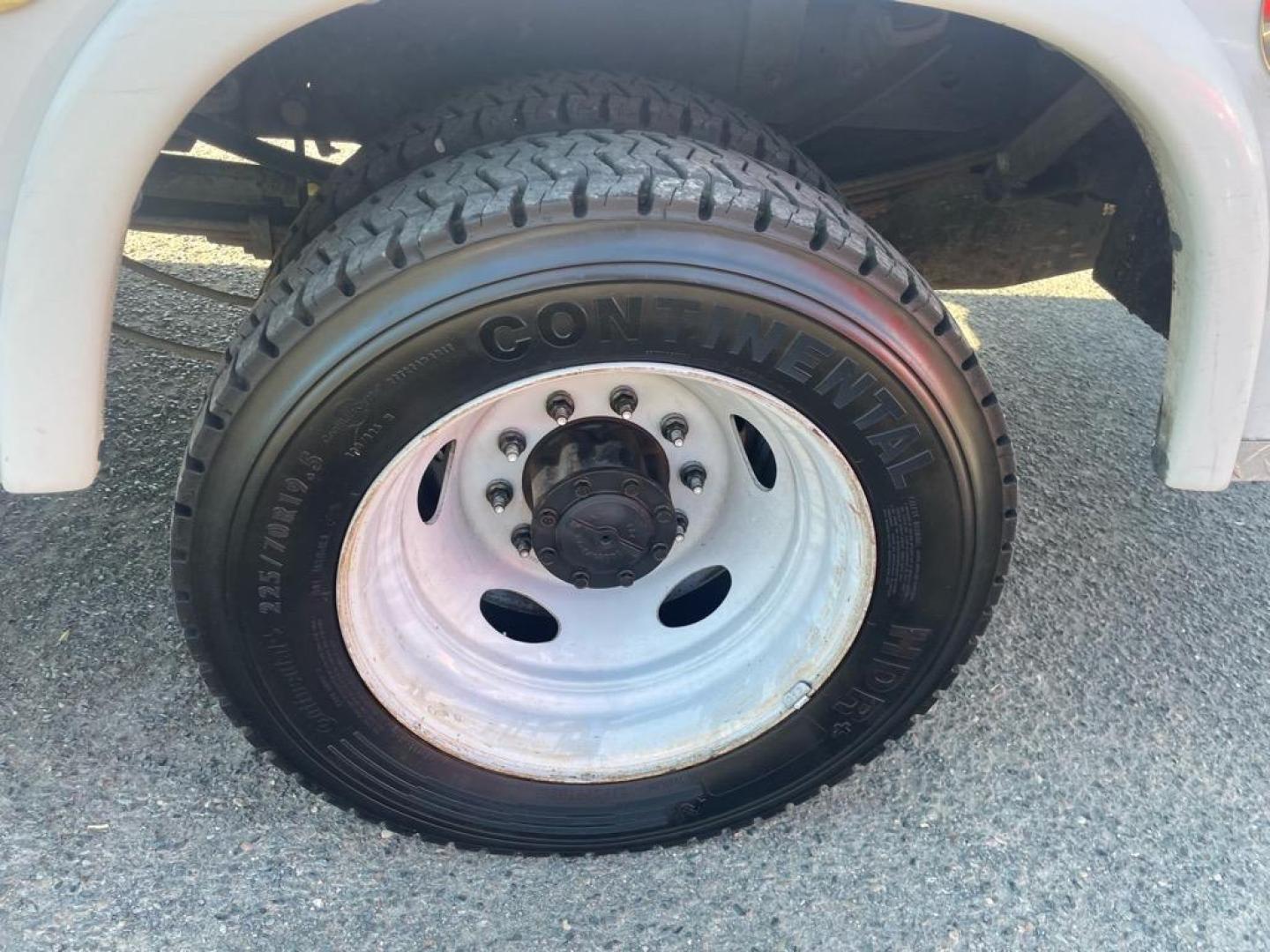 2019 White Ford F-450 Super Duty XL (1FD0W4HTXKE) with an 8 Cylinder Other engine, 6-Speed Automatic transmission, located at 800 Riverside Ave, Roseville, CA, 95678, 916-773-4549 & Toll Free: 866-719-4393, 38.732265, -121.291039 - DIESEL CREW CAB 4X4 UTILITY BED XL SERVICE RECORDS ONE OWNER - Photo#6