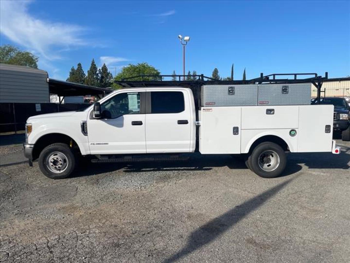2019 White Ford F-350 Super Duty XL (1FD8W3HT2KE) with an 6.7L Power Stroke 6.7L Biodiesel Turbo V8 330hp 750ft. lbs. Common Rail Direct Injection engine, 6-Speed Shiftable Automatic transmission, located at 800 Riverside Ave, Roseville, CA, 95678, 916-773-4549 & Toll Free: 866-719-4393, 38.732265, -121.291039 - DIESEL CREW CAB DUALLY 4X4 UTILITY BED SERVICE RECORDS ON CLEAN CARFAX - Photo#5