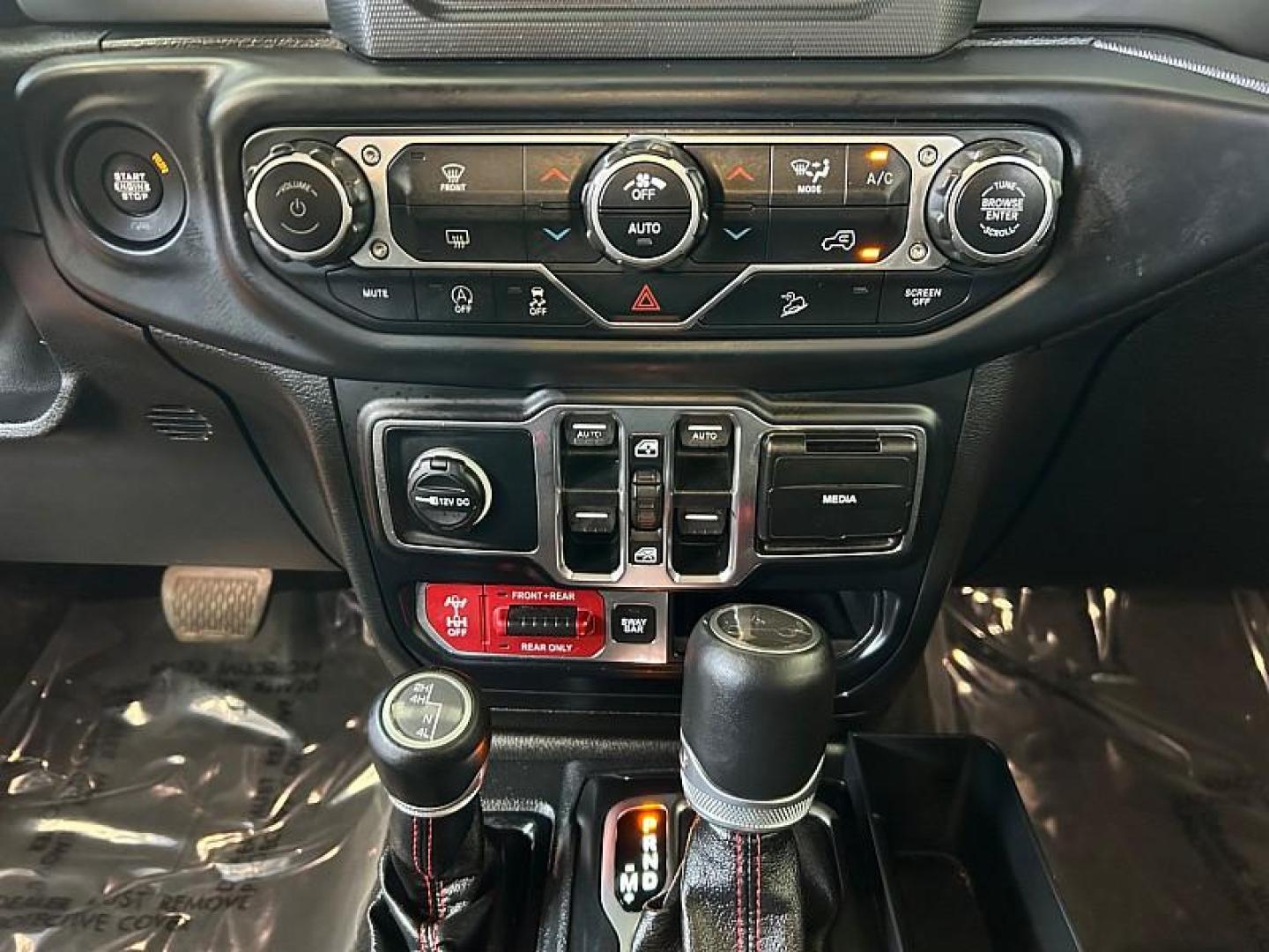 2019 ORANGE Jeep Wrangler Unlimited (1C4HJXFG1KW) with an 6-Cyl 3.6 Liter engine, Automatic transmission, located at 412 Auto Vista Drive, Palmdale, 93551, (661) 945-0620, 34.592636, -118.136681 - Photo#26