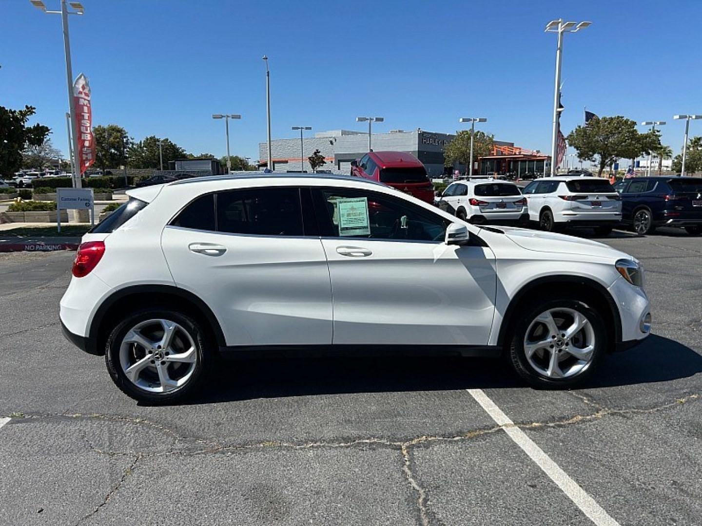 2019 White Mercedes-Benz GLA-Class (WDCTG4EB9KU) with an 4-Cyl Turbo 2.0 Liter engine, Automatic 7-Spd w/7G-DCT transmission, located at 412 Auto Vista Drive, Palmdale, 93551, (661) 945-0620, 34.592636, -118.136681- Photo#5