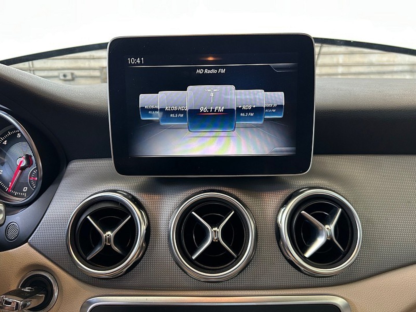 2019 White Mercedes-Benz GLA-Class (WDCTG4EB9KU) with an 4-Cyl Turbo 2.0 Liter engine, Automatic 7-Spd w/7G-DCT transmission, located at 412 Auto Vista Drive, Palmdale, 93551, (661) 945-0620, 34.592636, -118.136681- Photo#9