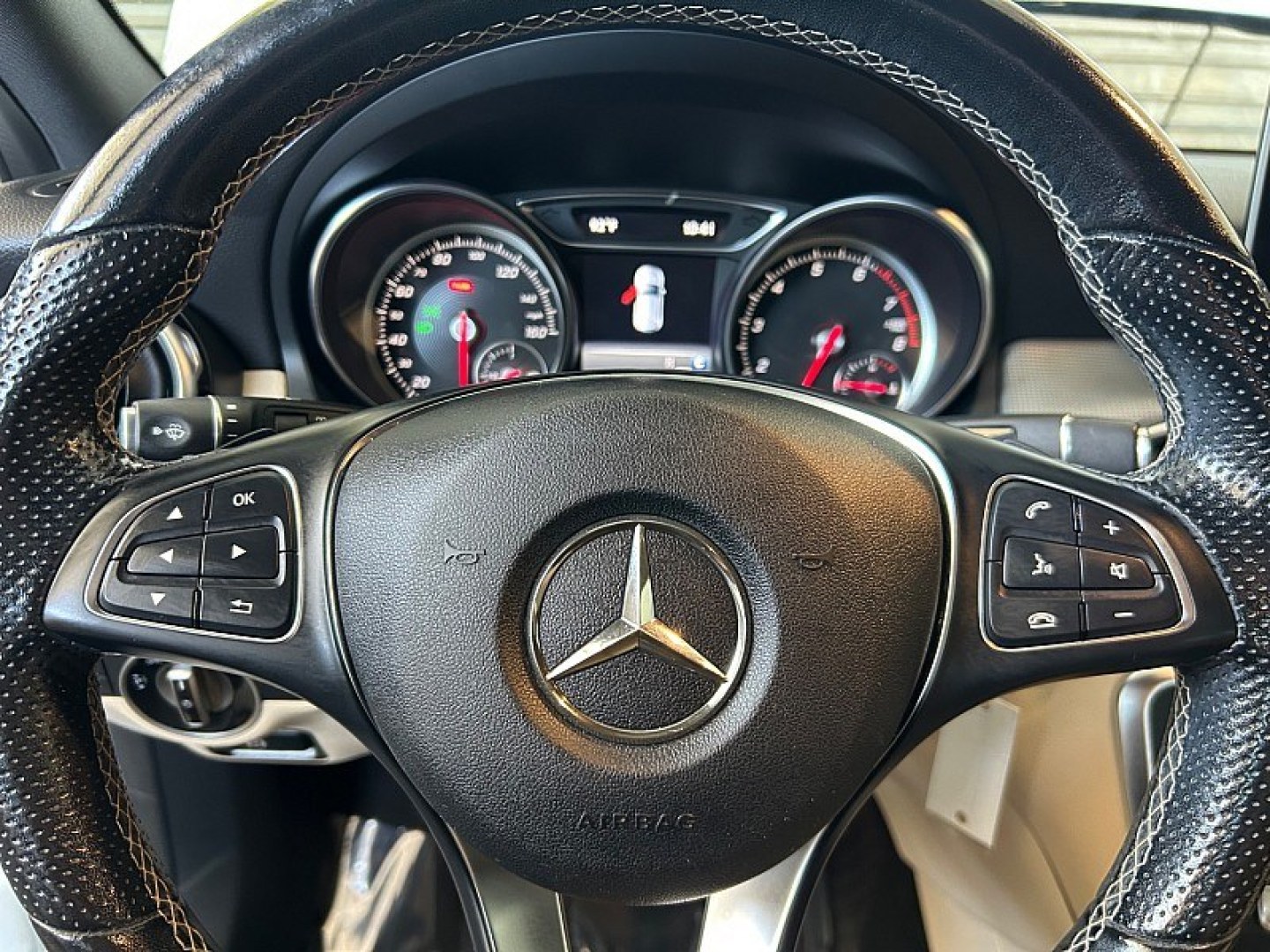 2019 White Mercedes-Benz GLA-Class (WDCTG4EB9KU) with an 4-Cyl Turbo 2.0 Liter engine, Automatic 7-Spd w/7G-DCT transmission, located at 412 Auto Vista Drive, Palmdale, 93551, (661) 945-0620, 34.592636, -118.136681- Photo#13