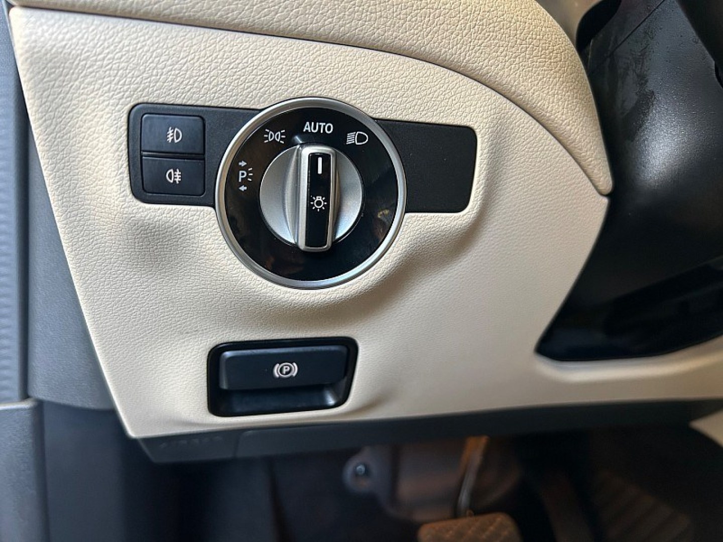 2019 White Mercedes-Benz GLA-Class (WDCTG4EB9KU) with an 4-Cyl Turbo 2.0 Liter engine, Automatic 7-Spd w/7G-DCT transmission, located at 412 Auto Vista Drive, Palmdale, 93551, (661) 945-0620, 34.592636, -118.136681- Photo#17