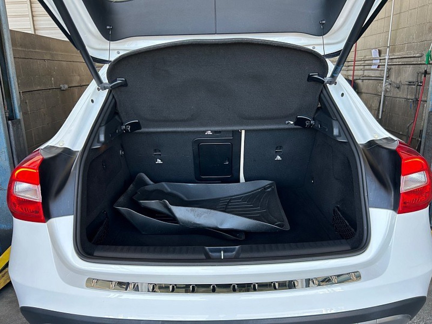 2019 White Mercedes-Benz GLA-Class (WDCTG4EB9KU) with an 4-Cyl Turbo 2.0 Liter engine, Automatic 7-Spd w/7G-DCT transmission, located at 412 Auto Vista Drive, Palmdale, 93551, (661) 945-0620, 34.592636, -118.136681- Photo#19
