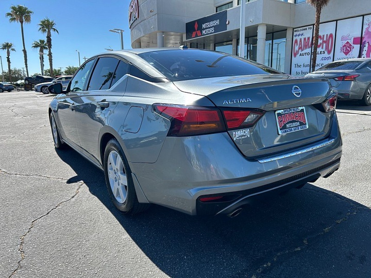 2019 Gray Nissan Altima (1N4BL4CV7KN) with an 4-Cyl 2.5 Liter engine, Automatic Xtronic CVT transmission, located at 412 Auto Vista Drive, Palmdale, 93551, (661) 945-0620, 34.592636, -118.136681- Photo#4