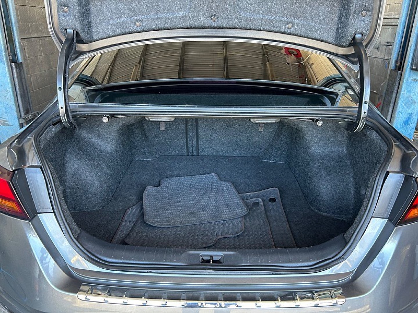 2019 Gray Nissan Altima (1N4BL4CV7KN) with an 4-Cyl 2.5 Liter engine, Automatic Xtronic CVT transmission, located at 412 Auto Vista Drive, Palmdale, 93551, (661) 945-0620, 34.592636, -118.136681- Photo#17