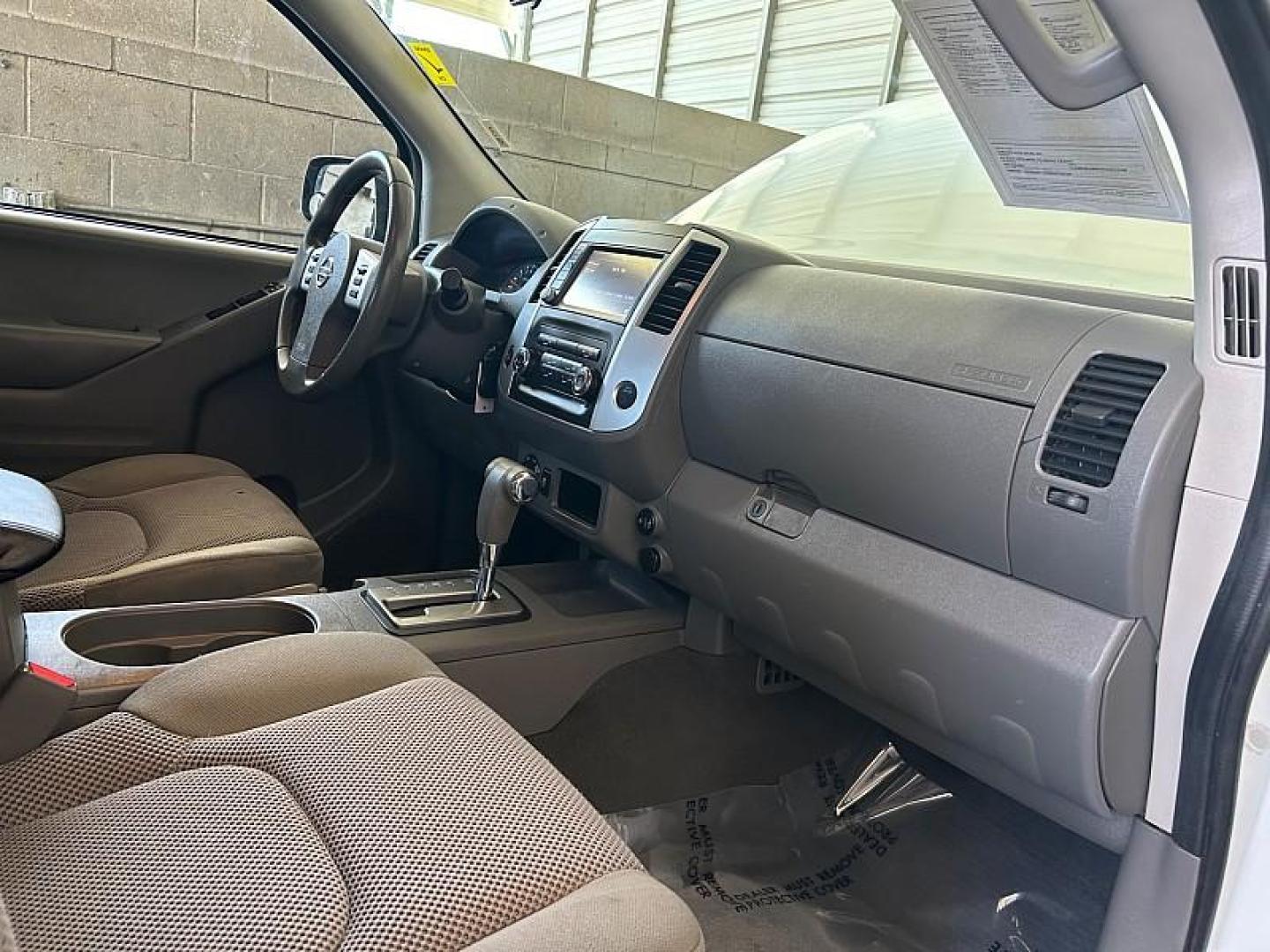2019 WHITE Nissan Frontier 4WD (1N6AD0EV1KN) with an V6 4.0 Liter engine, Automatic 5-Spd transmission, located at 412 Auto Vista Drive, Palmdale, 93551, (661) 945-0620, 34.592636, -118.136681 - Photo#15