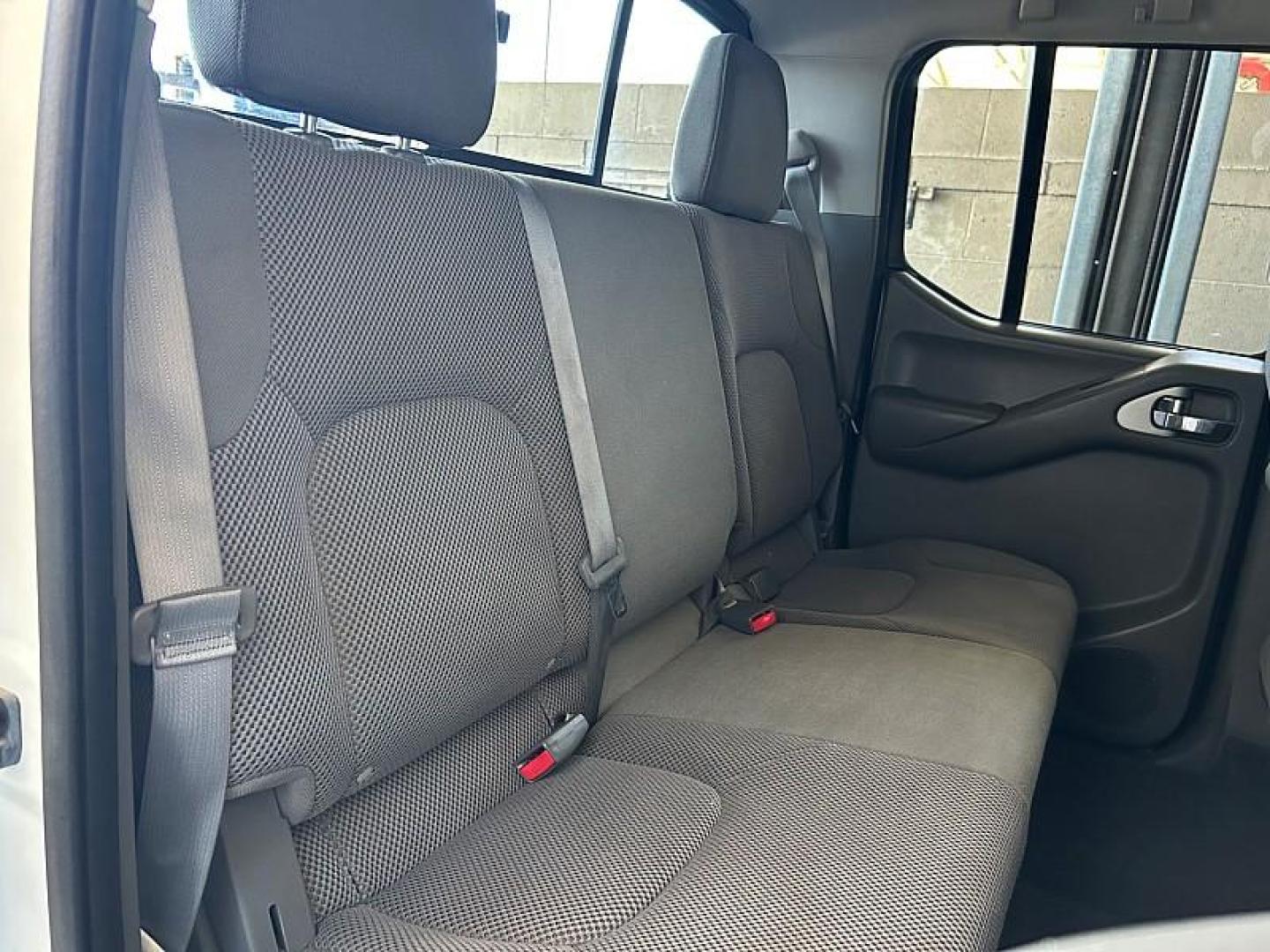 2019 WHITE Nissan Frontier 4WD (1N6AD0EV1KN) with an V6 4.0 Liter engine, Automatic 5-Spd transmission, located at 412 Auto Vista Drive, Palmdale, 93551, (661) 945-0620, 34.592636, -118.136681 - Photo#16