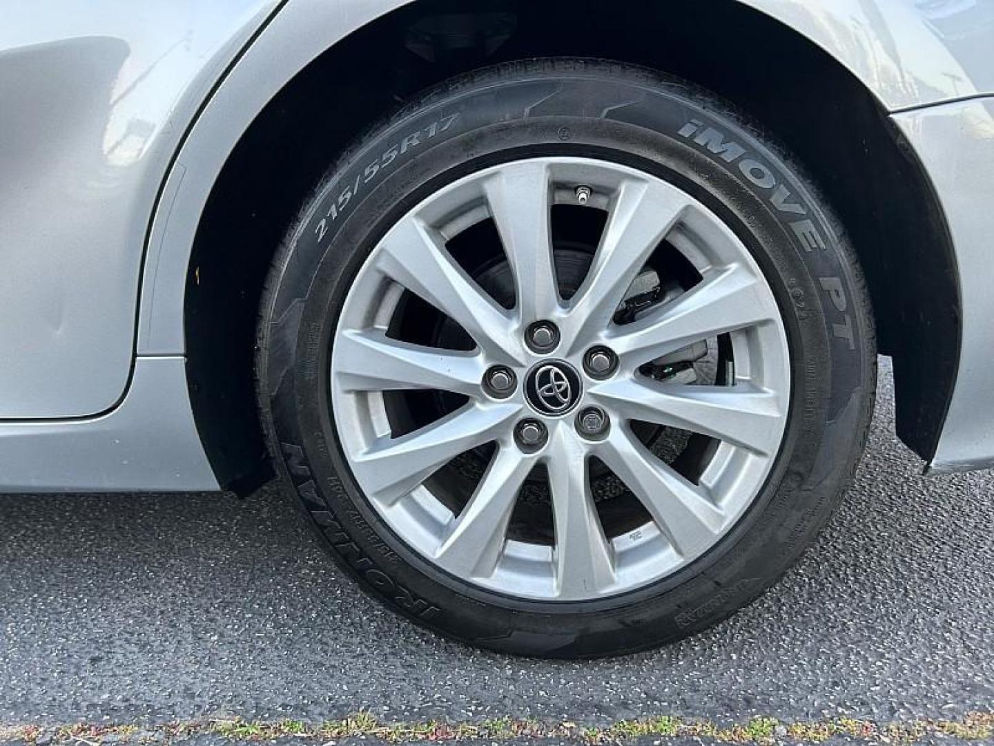 2019 SILVER Toyota Camry (4T1B11HKXKU) with an 4-Cyl 2.5 Liter engine, Automatic 8-Spd w/Sequential Shift transmission, located at 412 Auto Vista Drive, Palmdale, 93551, (661) 945-0620, 34.592636, -118.136681 - Photo#12