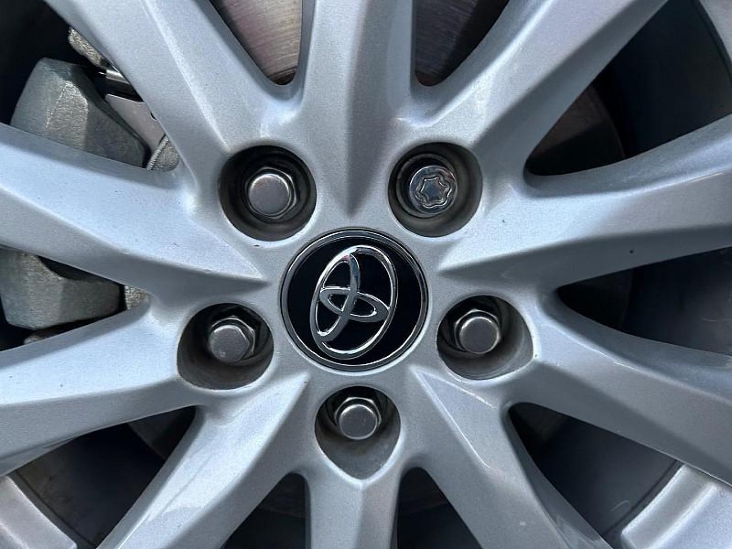 2019 SILVER Toyota Camry (4T1B11HKXKU) with an 4-Cyl 2.5 Liter engine, Automatic 8-Spd w/Sequential Shift transmission, located at 412 Auto Vista Drive, Palmdale, 93551, (661) 945-0620, 34.592636, -118.136681 - Photo#14