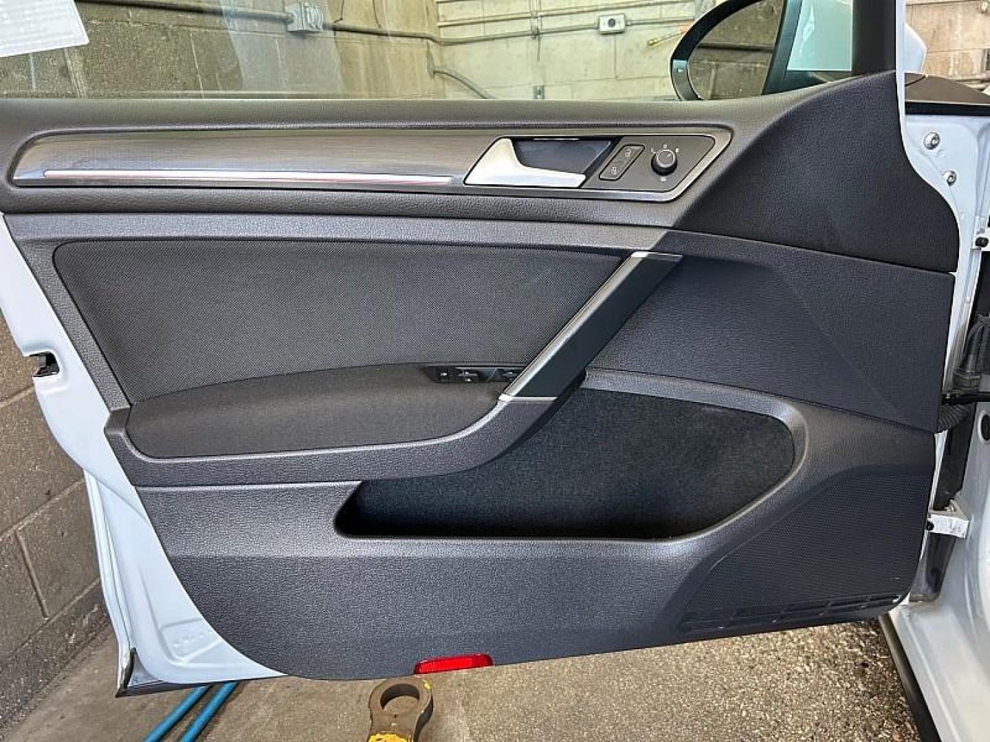 2019 WHITE Volkswagen GTI (3VW6T7AU0KM) with an 4-Cyl Turbo 2.0 Liter engine, Automatic 7-Spd DSG w/Tiptronic transmission, located at 412 Auto Vista Drive, Palmdale, 93551, (661) 945-0620, 34.592636, -118.136681 - Photo#15