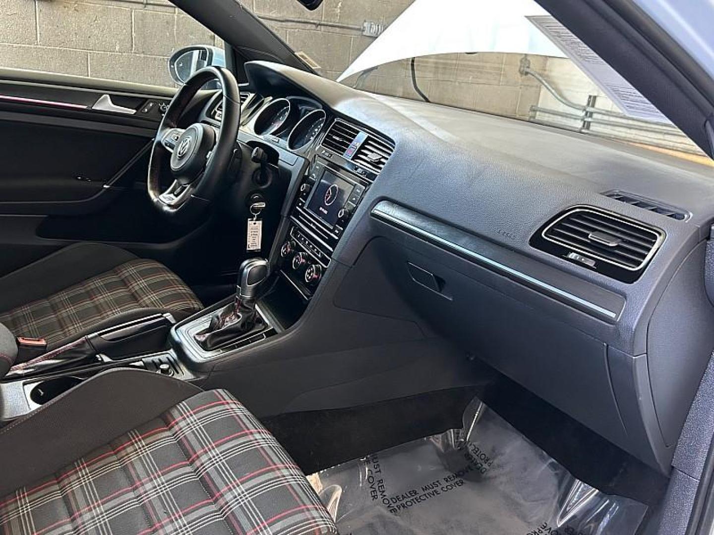 2019 WHITE Volkswagen GTI (3VW6T7AU0KM) with an 4-Cyl Turbo 2.0 Liter engine, Automatic 7-Spd DSG w/Tiptronic transmission, located at 412 Auto Vista Drive, Palmdale, 93551, (661) 945-0620, 34.592636, -118.136681 - Photo#27