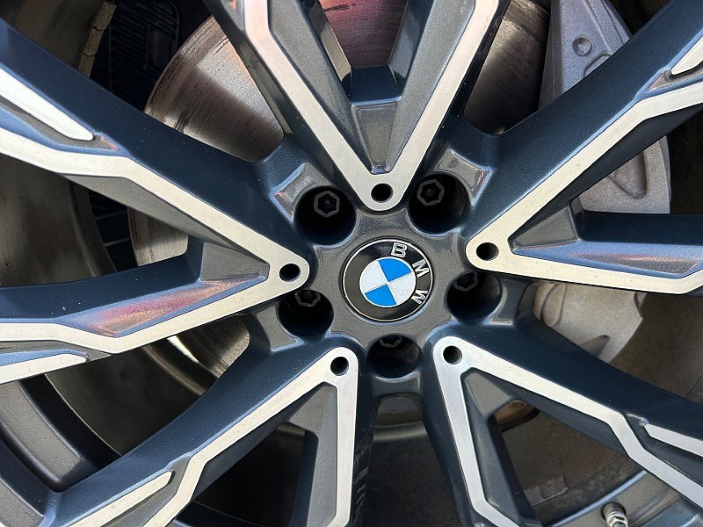 2020 White BMW X7 (5UXCW2C05L9) with an V6 Turbo 3.0 Liter engine, Automatic 8-Spd Steptronic w/Sport transmission, located at 412 Auto Vista Drive, Palmdale, 93551, (661) 945-0620, 34.592636, -118.136681- Photo#11