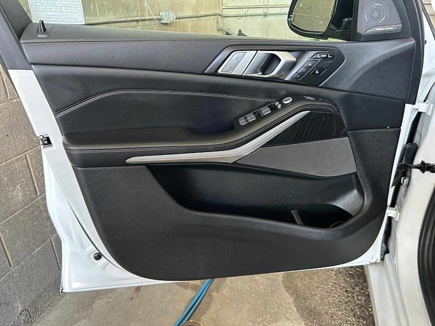 2020 White BMW X7 (5UXCW2C05L9) with an V6 Turbo 3.0 Liter engine, Automatic 8-Spd Steptronic w/Sport transmission, located at 412 Auto Vista Drive, Palmdale, 93551, (661) 945-0620, 34.592636, -118.136681- Photo#15