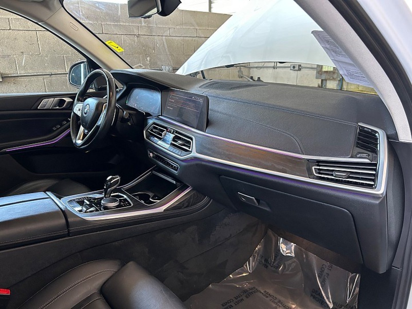 2020 White BMW X7 (5UXCW2C05L9) with an V6 Turbo 3.0 Liter engine, Automatic 8-Spd Steptronic w/Sport transmission, located at 412 Auto Vista Drive, Palmdale, 93551, (661) 945-0620, 34.592636, -118.136681- Photo#26