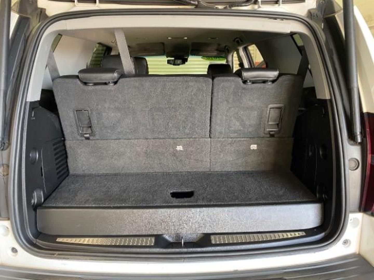 2020 WHITE Chevrolet Tahoe (1GNSCBKCXLR) with an V8 EcoTec3 5.3 Liter engine, Automatic 6-Spd w/Overdrive transmission, located at 412 Auto Vista Drive, Palmdale, 93551, (661) 945-0620, 34.592636, -118.136681 - Photo#29