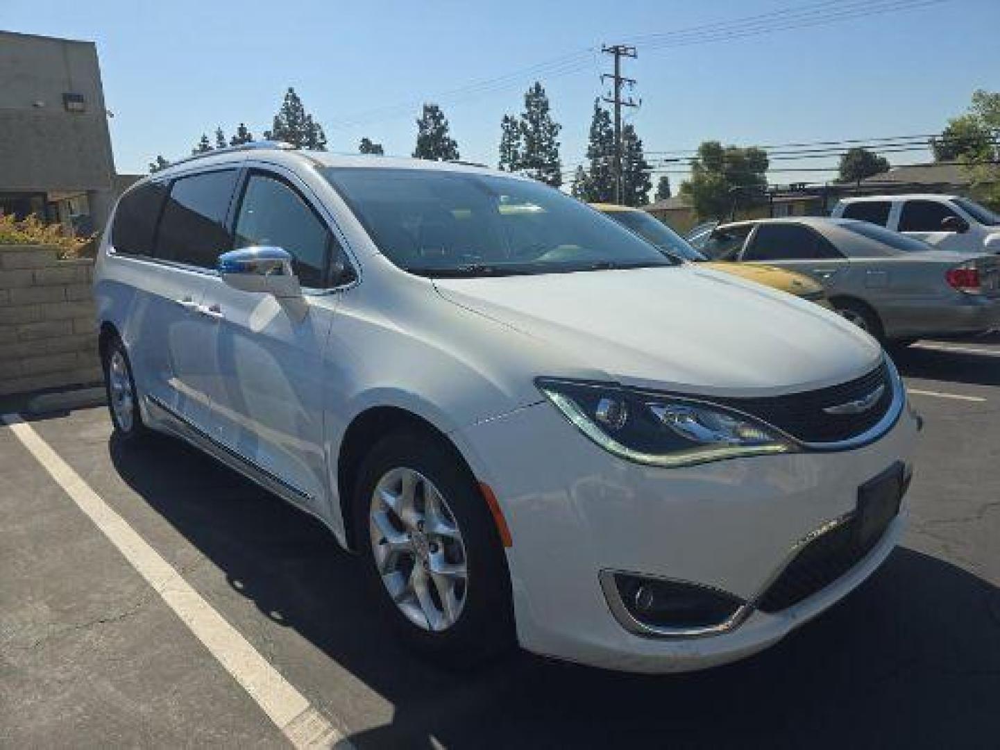 2020 WHITE Chrysler Pacifica (2C4RC1GG7LR) with an V6 3.6 Liter engine, Automatic 9-Spd transmission, located at 412 Auto Vista Drive, Palmdale, 93551, (661) 945-0620, 34.592636, -118.136681 - Photo#2