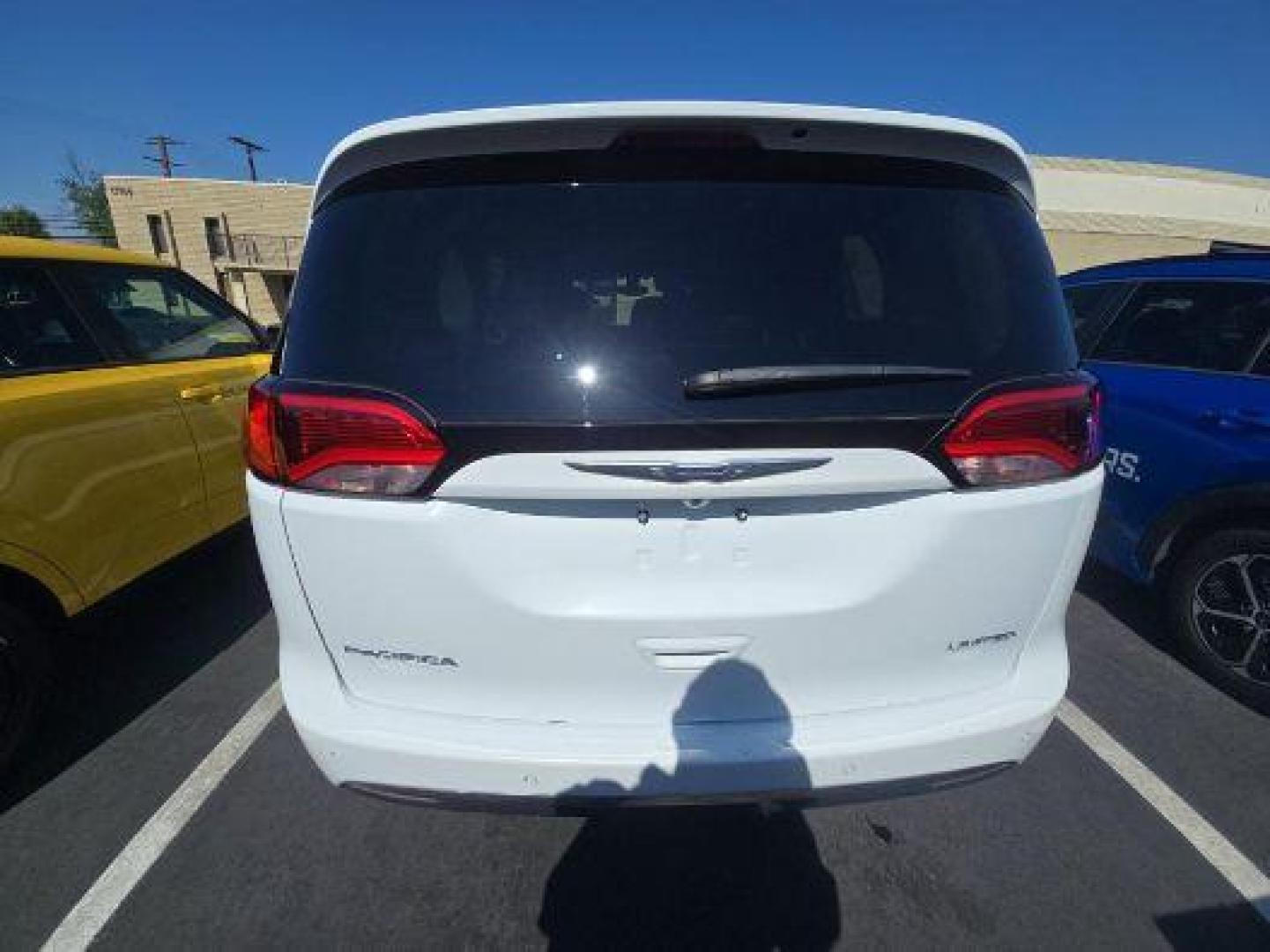2020 WHITE Chrysler Pacifica (2C4RC1GG7LR) with an V6 3.6 Liter engine, Automatic 9-Spd transmission, located at 412 Auto Vista Drive, Palmdale, 93551, (661) 945-0620, 34.592636, -118.136681 - Photo#4