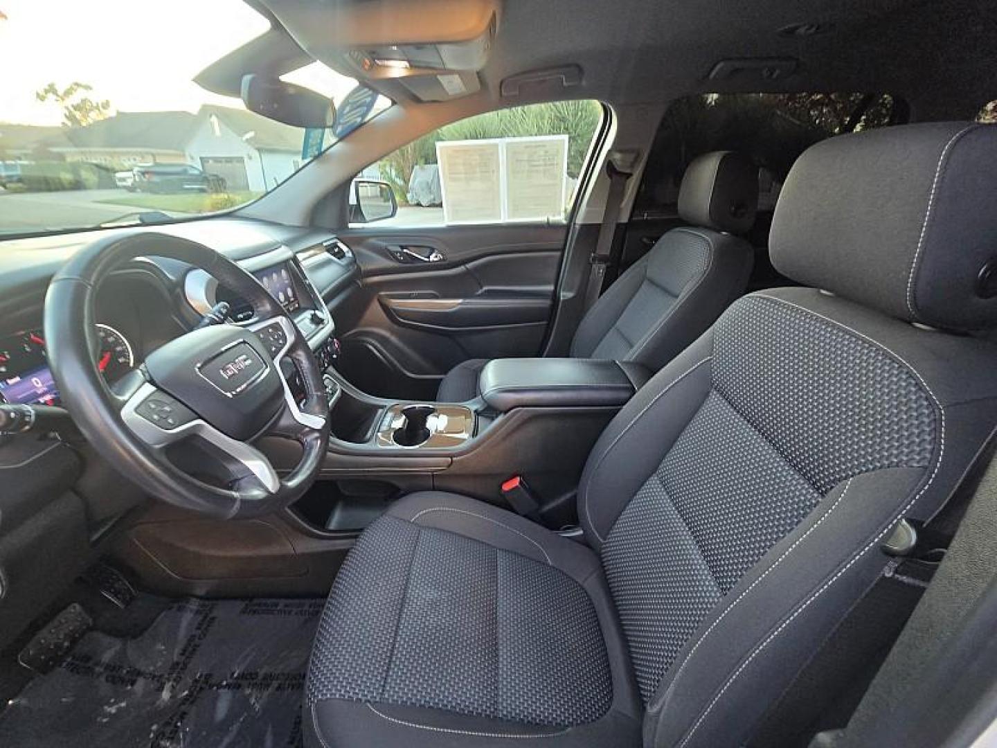 2020 WHITE GMC Acadia (1GKKNKLA6LZ) with an 4-Cyl 2.5 Liter engine, Automatic 9-Spd transmission, located at 246 E Walker St., Orland, 95963, (530) 865-5800, 39.747589, -122.178398 - Photo#10