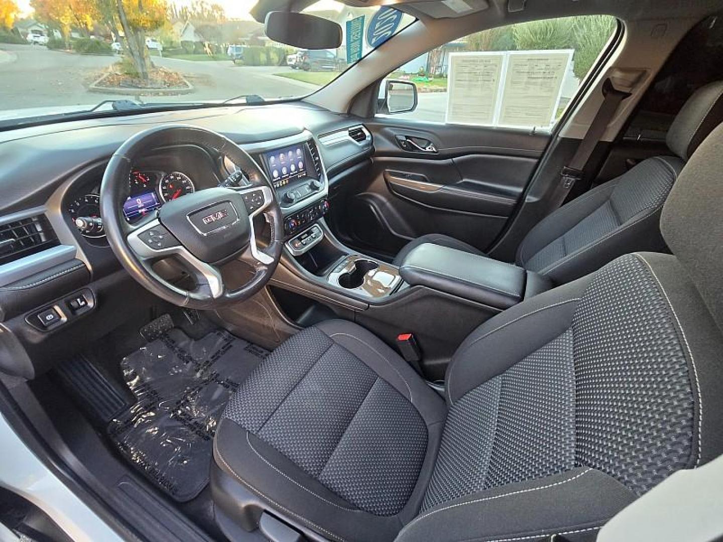 2020 WHITE GMC Acadia (1GKKNKLA6LZ) with an 4-Cyl 2.5 Liter engine, Automatic 9-Spd transmission, located at 246 E Walker St., Orland, 95963, (530) 865-5800, 39.747589, -122.178398 - Photo#11
