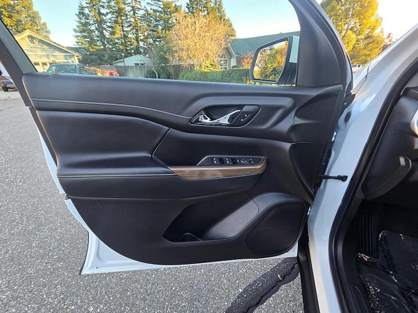 2020 WHITE GMC Acadia (1GKKNKLA6LZ) with an 4-Cyl 2.5 Liter engine, Automatic 9-Spd transmission, located at 246 E Walker St., Orland, 95963, (530) 865-5800, 39.747589, -122.178398 - Photo#12