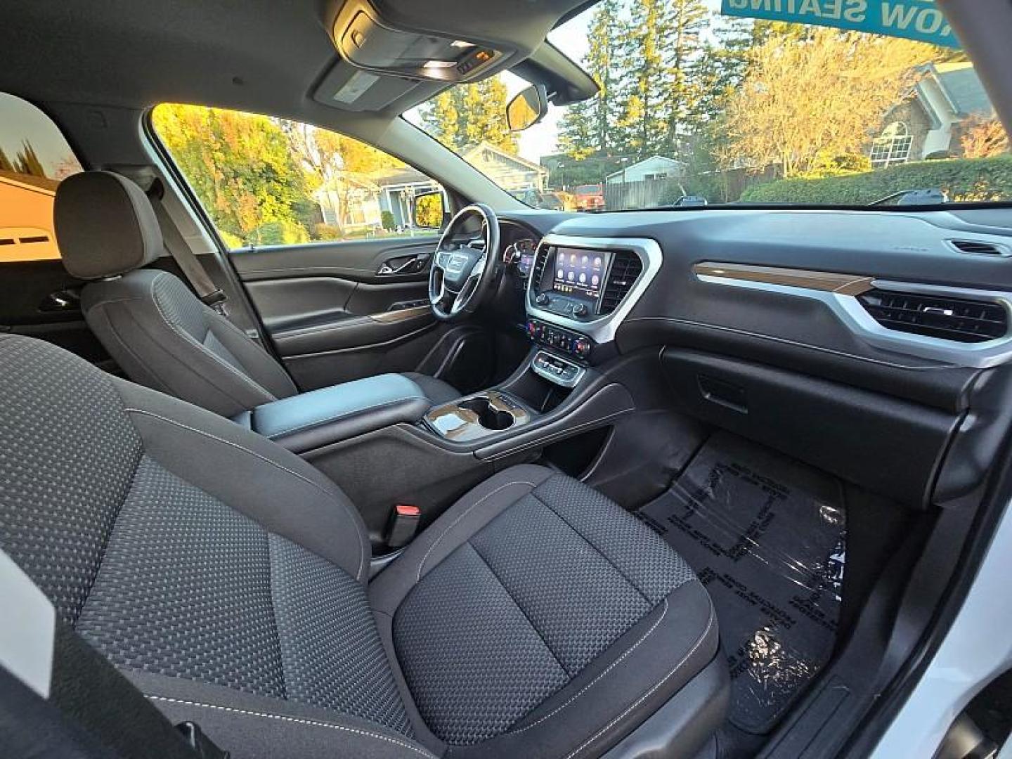 2020 WHITE GMC Acadia (1GKKNKLA6LZ) with an 4-Cyl 2.5 Liter engine, Automatic 9-Spd transmission, located at 246 E Walker St., Orland, 95963, (530) 865-5800, 39.747589, -122.178398 - Photo#17
