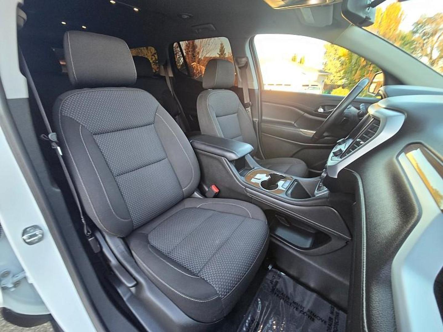 2020 WHITE GMC Acadia (1GKKNKLA6LZ) with an 4-Cyl 2.5 Liter engine, Automatic 9-Spd transmission, located at 246 E Walker St., Orland, 95963, (530) 865-5800, 39.747589, -122.178398 - Photo#19