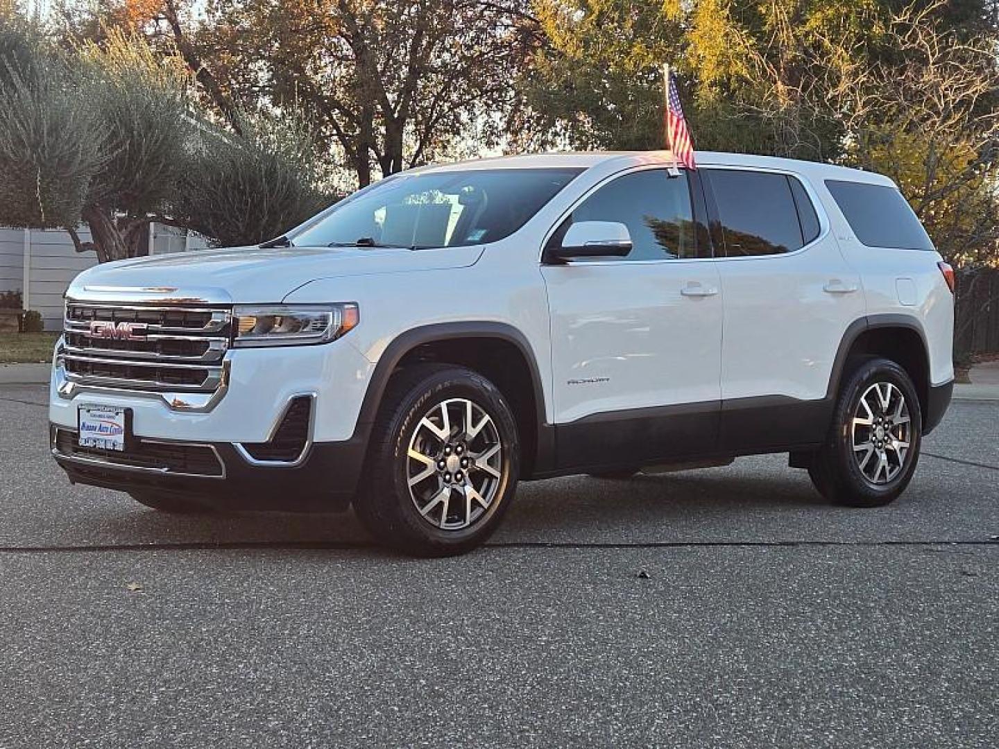 2020 WHITE GMC Acadia (1GKKNKLA6LZ) with an 4-Cyl 2.5 Liter engine, Automatic 9-Spd transmission, located at 246 E Walker St., Orland, 95963, (530) 865-5800, 39.747589, -122.178398 - Photo#3