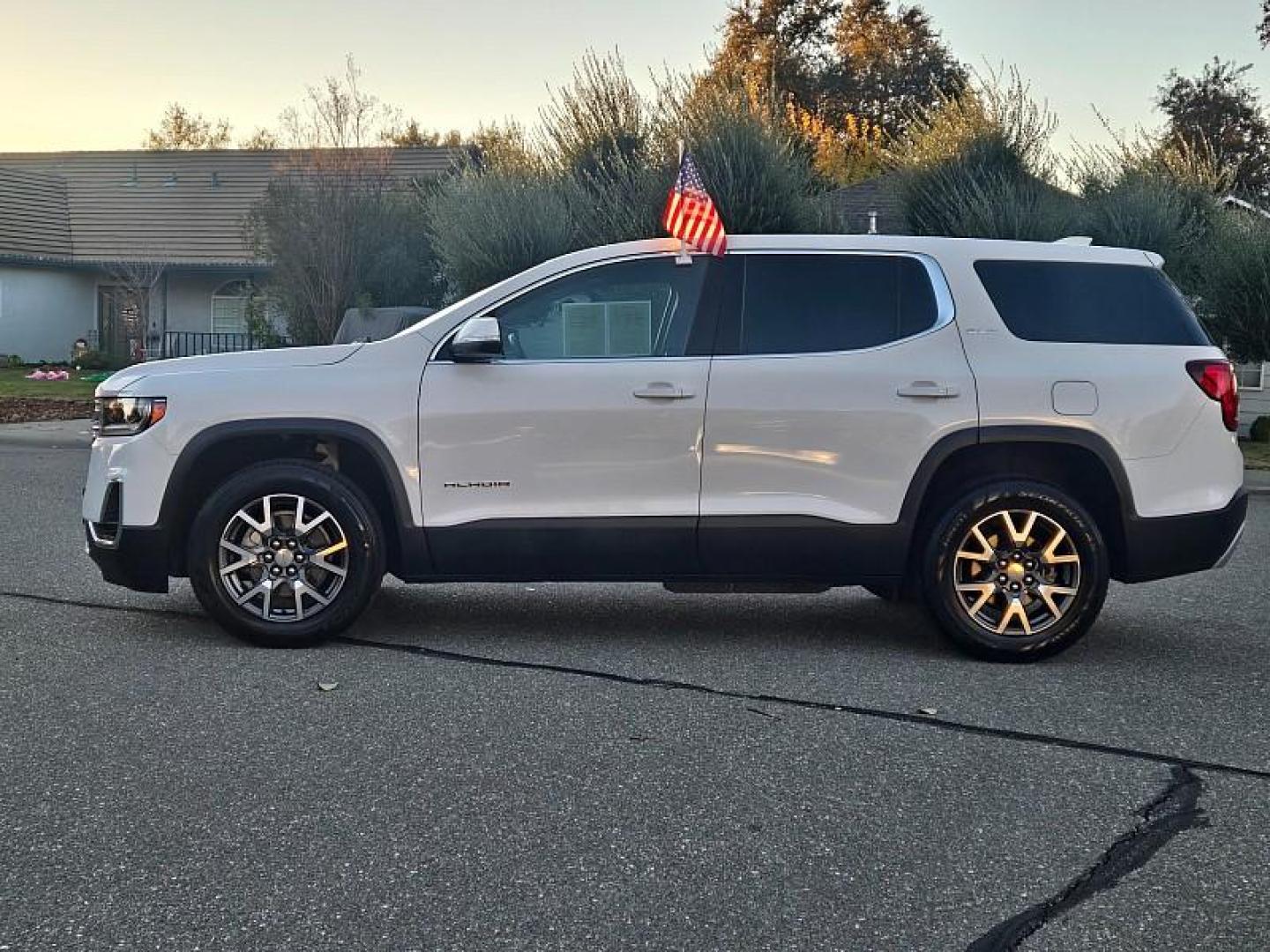 2020 WHITE GMC Acadia (1GKKNKLA6LZ) with an 4-Cyl 2.5 Liter engine, Automatic 9-Spd transmission, located at 246 E Walker St., Orland, 95963, (530) 865-5800, 39.747589, -122.178398 - Photo#4