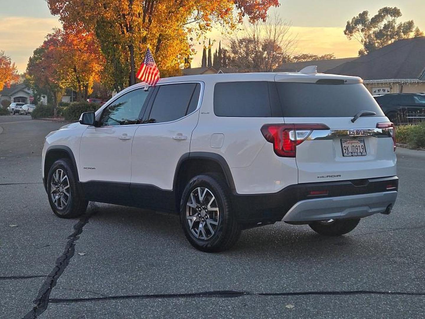 2020 WHITE GMC Acadia (1GKKNKLA6LZ) with an 4-Cyl 2.5 Liter engine, Automatic 9-Spd transmission, located at 246 E Walker St., Orland, 95963, (530) 865-5800, 39.747589, -122.178398 - Photo#5