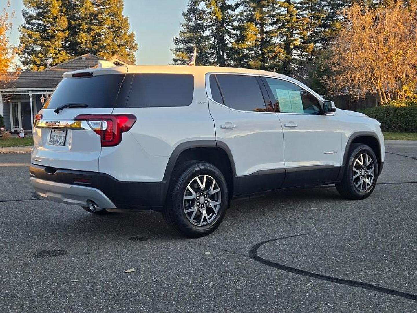 2020 WHITE GMC Acadia (1GKKNKLA6LZ) with an 4-Cyl 2.5 Liter engine, Automatic 9-Spd transmission, located at 246 E Walker St., Orland, 95963, (530) 865-5800, 39.747589, -122.178398 - Photo#7