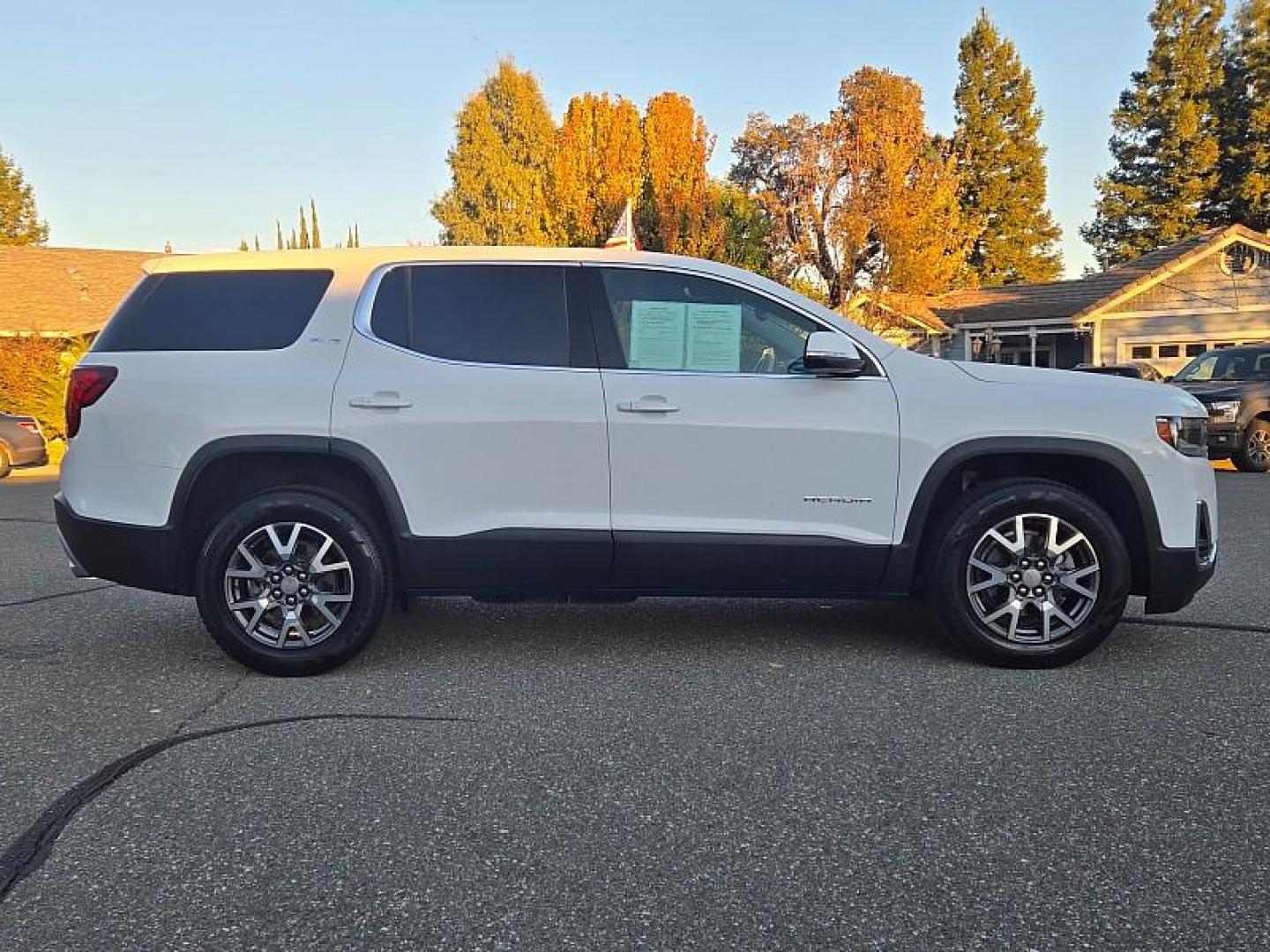 2020 WHITE GMC Acadia (1GKKNKLA6LZ) with an 4-Cyl 2.5 Liter engine, Automatic 9-Spd transmission, located at 246 E Walker St., Orland, 95963, (530) 865-5800, 39.747589, -122.178398 - Photo#8