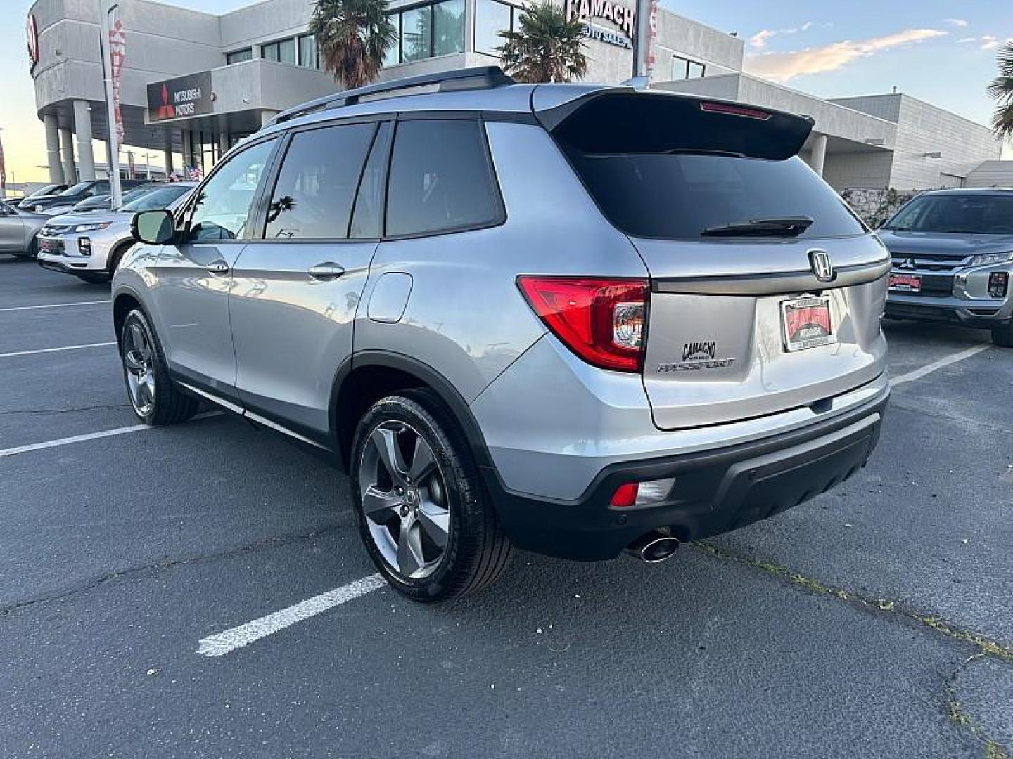 2020 GRAY Honda Passport (5FNYF7H9XLB) with an V6 i-VTEC 3.5 Liter engine, Automatic 9-Spd transmission, located at 412 Auto Vista Drive, Palmdale, 93551, (661) 945-0620, 34.592636, -118.136681 - Photo#4