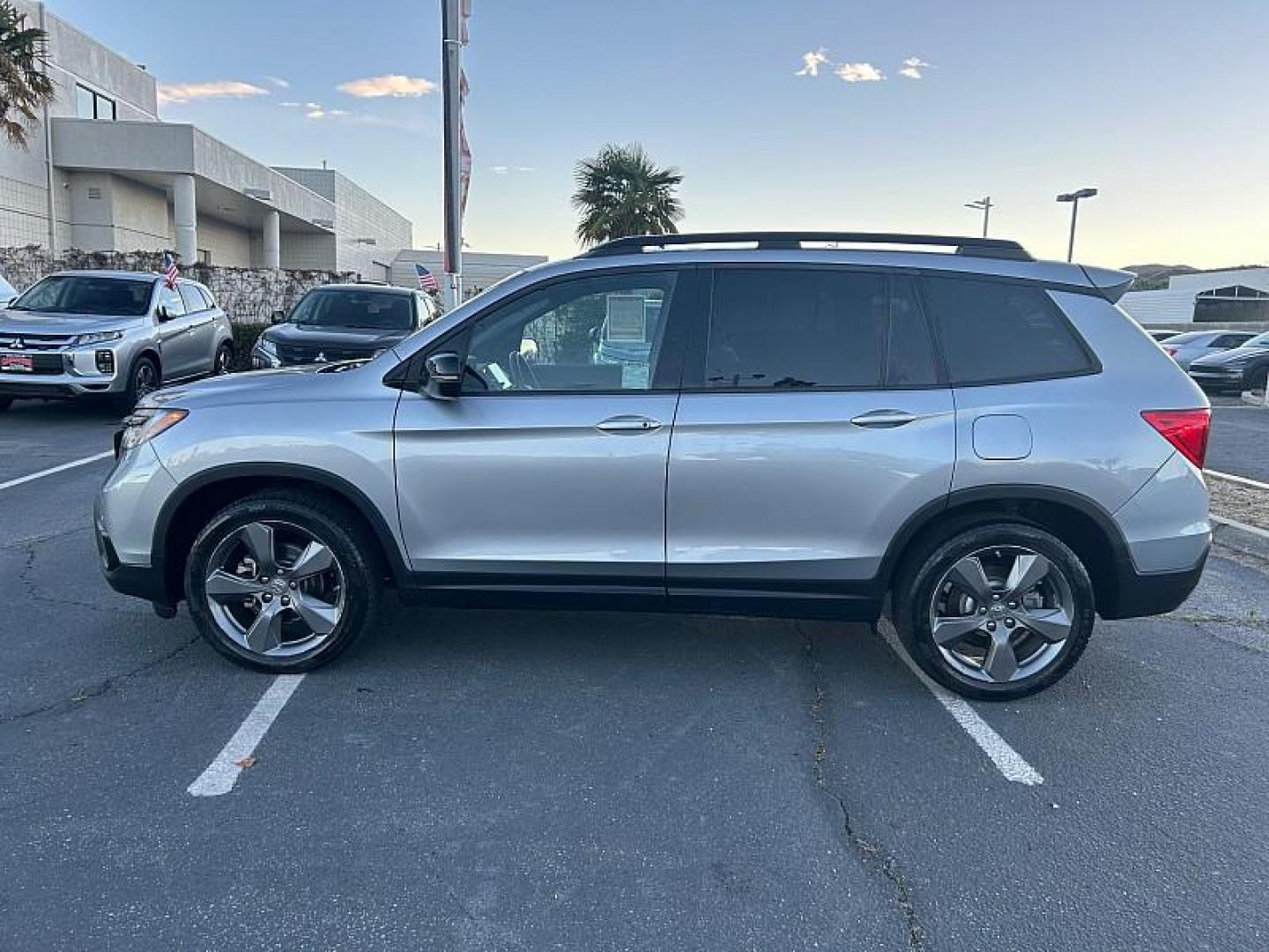 2020 GRAY Honda Passport (5FNYF7H9XLB) with an V6 i-VTEC 3.5 Liter engine, Automatic 9-Spd transmission, located at 412 Auto Vista Drive, Palmdale, 93551, (661) 945-0620, 34.592636, -118.136681 - Photo#5