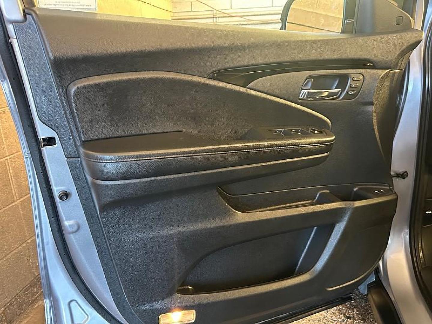 2020 GRAY Honda Passport (5FNYF7H9XLB) with an V6 i-VTEC 3.5 Liter engine, Automatic 9-Spd transmission, located at 412 Auto Vista Drive, Palmdale, 93551, (661) 945-0620, 34.592636, -118.136681 - Photo#16