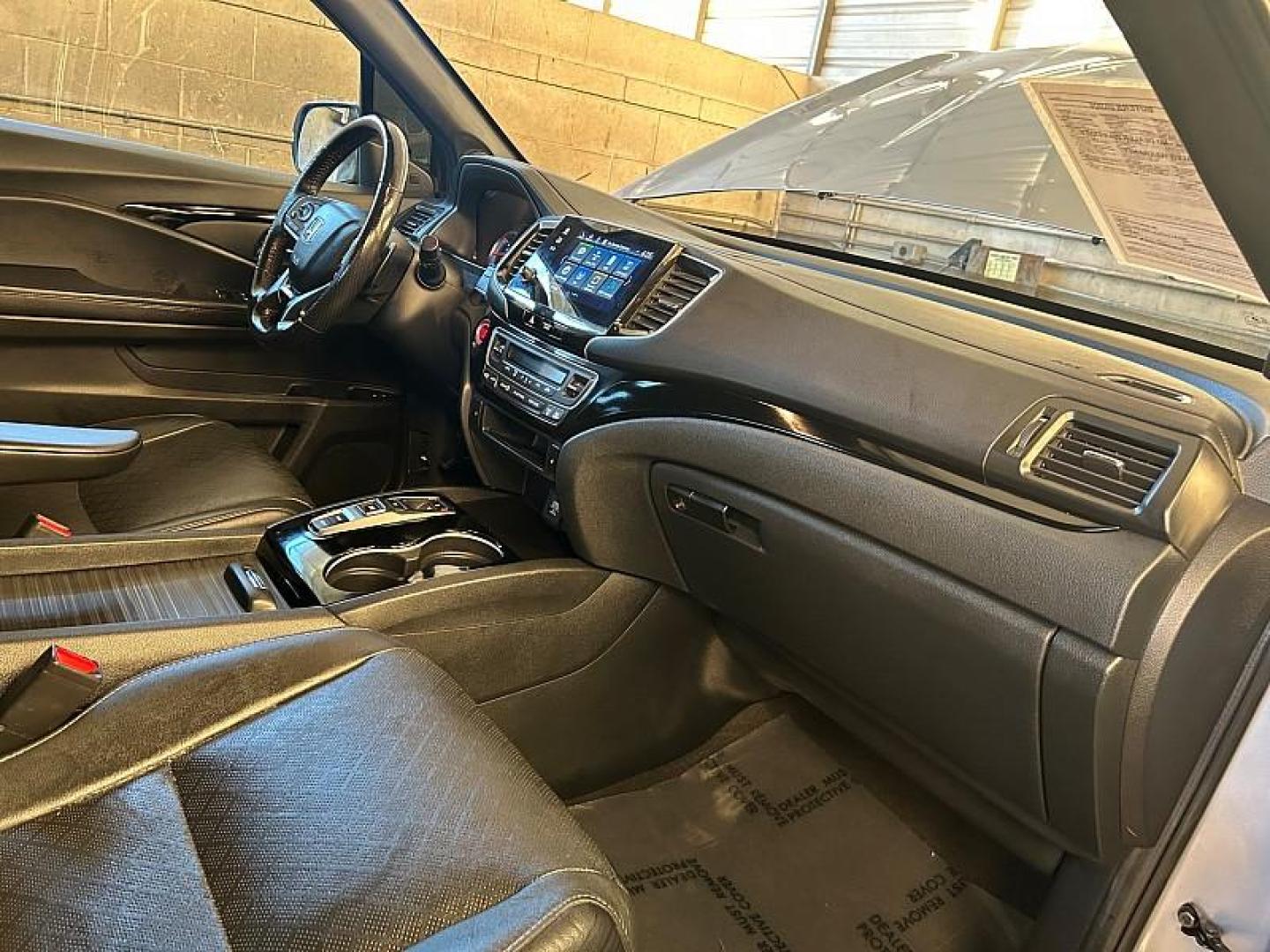 2020 GRAY Honda Passport (5FNYF7H9XLB) with an V6 i-VTEC 3.5 Liter engine, Automatic 9-Spd transmission, located at 412 Auto Vista Drive, Palmdale, 93551, (661) 945-0620, 34.592636, -118.136681 - Photo#23