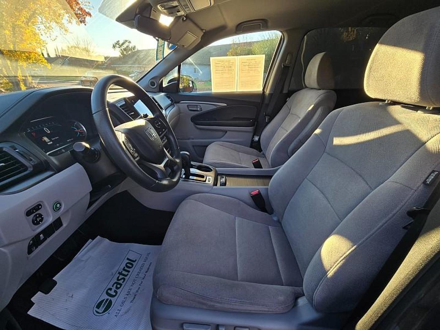 2020 GRAY Honda Pilot (5FNYF5H35LB) with an V6 i-VTEC 3.5 Liter engine, Automatic 6-Spd transmission, located at 246 E Walker St., Orland, 95963, (530) 865-5800, 39.747589, -122.178398 - Photo#9