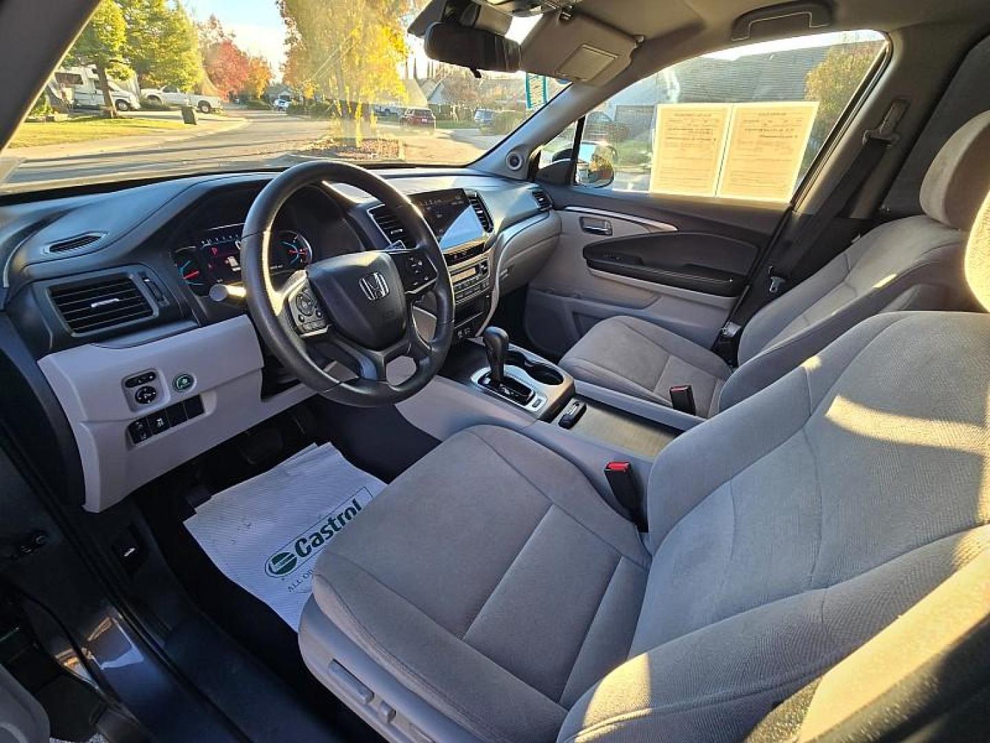 2020 GRAY Honda Pilot (5FNYF5H35LB) with an V6 i-VTEC 3.5 Liter engine, Automatic 6-Spd transmission, located at 246 E Walker St., Orland, 95963, (530) 865-5800, 39.747589, -122.178398 - Photo#10