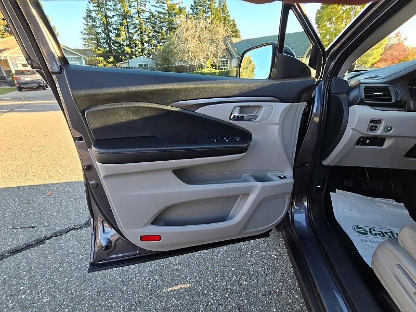 2020 GRAY Honda Pilot (5FNYF5H35LB) with an V6 i-VTEC 3.5 Liter engine, Automatic 6-Spd transmission, located at 246 E Walker St., Orland, 95963, (530) 865-5800, 39.747589, -122.178398 - Photo#11