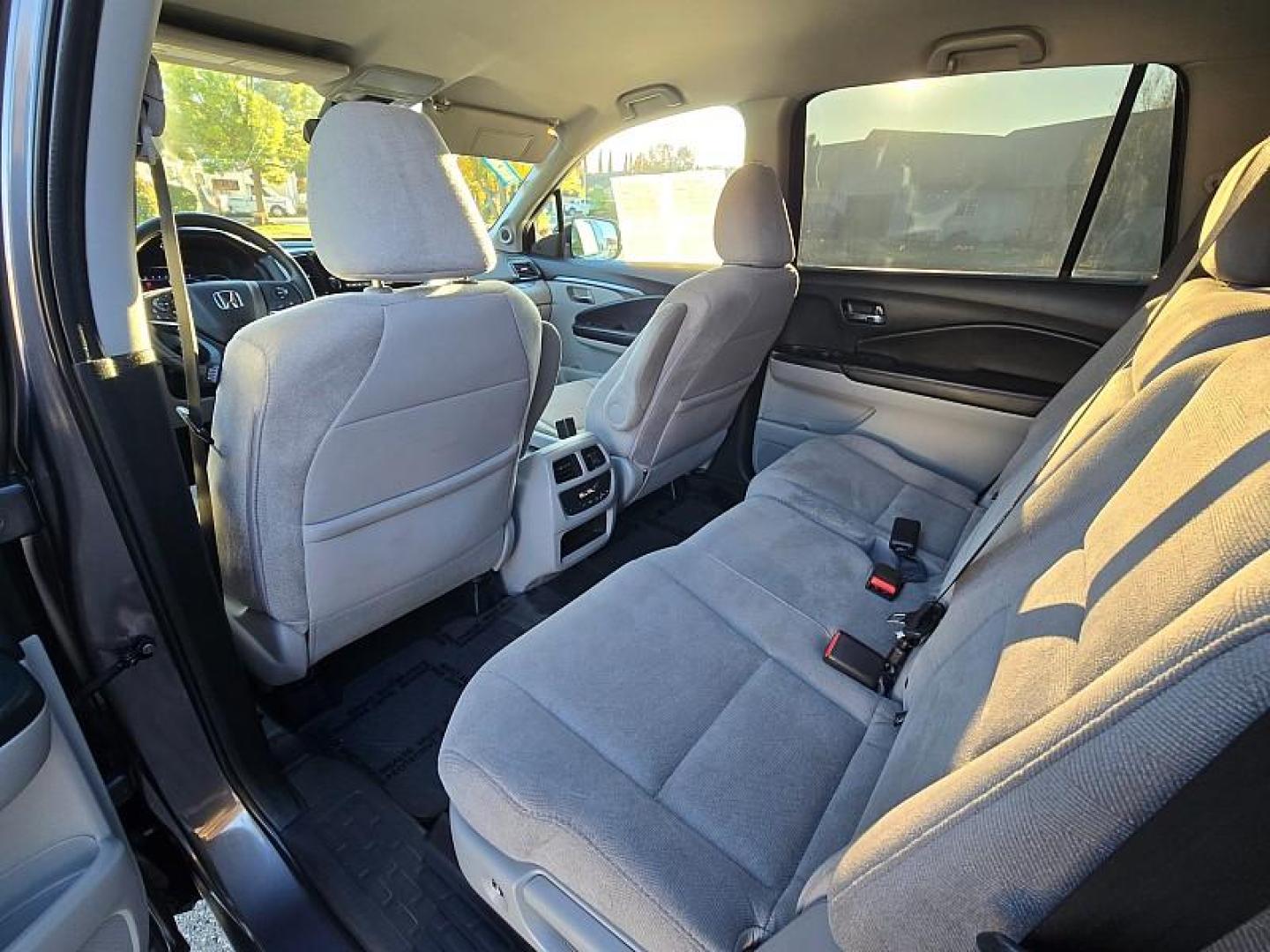 2020 GRAY Honda Pilot (5FNYF5H35LB) with an V6 i-VTEC 3.5 Liter engine, Automatic 6-Spd transmission, located at 246 E Walker St., Orland, 95963, (530) 865-5800, 39.747589, -122.178398 - Photo#12
