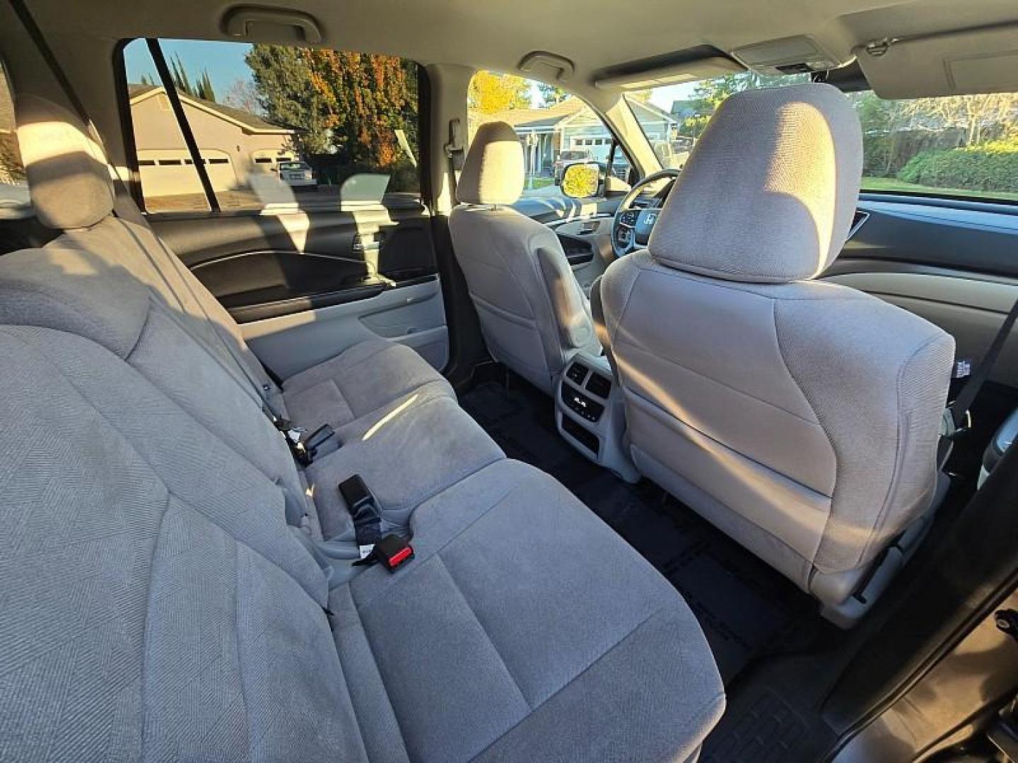 2020 GRAY Honda Pilot (5FNYF5H35LB) with an V6 i-VTEC 3.5 Liter engine, Automatic 6-Spd transmission, located at 246 E Walker St., Orland, 95963, (530) 865-5800, 39.747589, -122.178398 - Photo#16