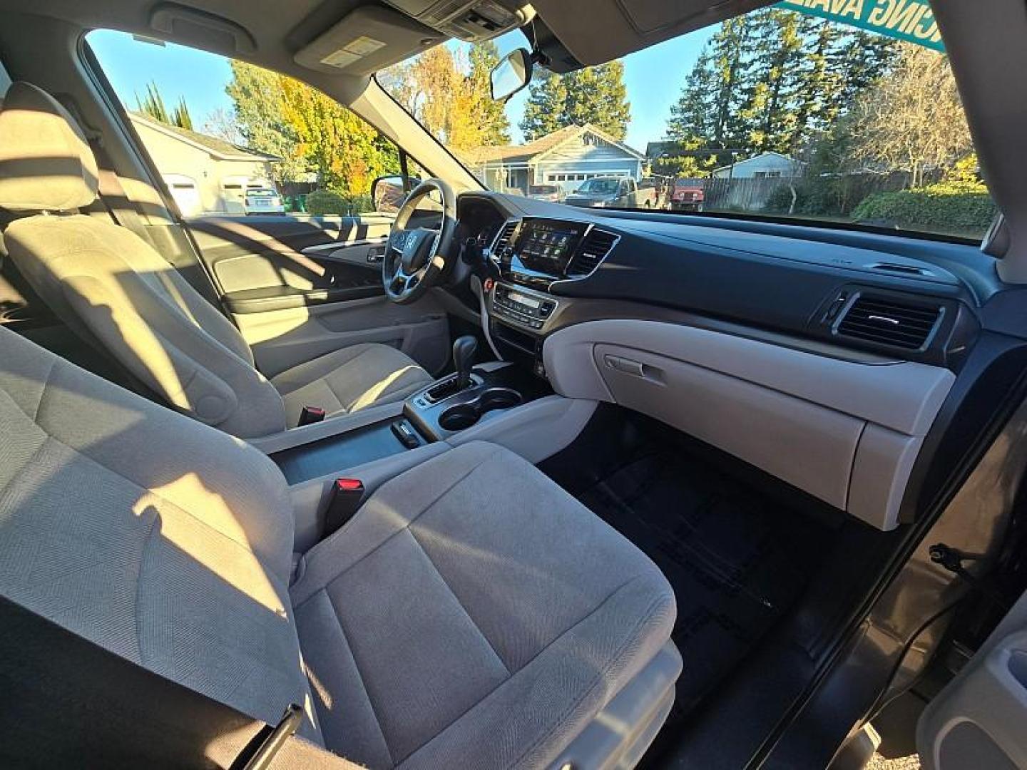 2020 GRAY Honda Pilot (5FNYF5H35LB) with an V6 i-VTEC 3.5 Liter engine, Automatic 6-Spd transmission, located at 246 E Walker St., Orland, 95963, (530) 865-5800, 39.747589, -122.178398 - Photo#17