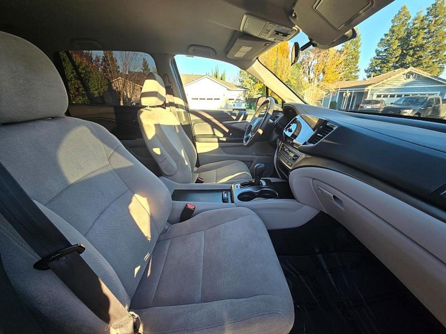 2020 GRAY Honda Pilot (5FNYF5H35LB) with an V6 i-VTEC 3.5 Liter engine, Automatic 6-Spd transmission, located at 246 E Walker St., Orland, 95963, (530) 865-5800, 39.747589, -122.178398 - Photo#18
