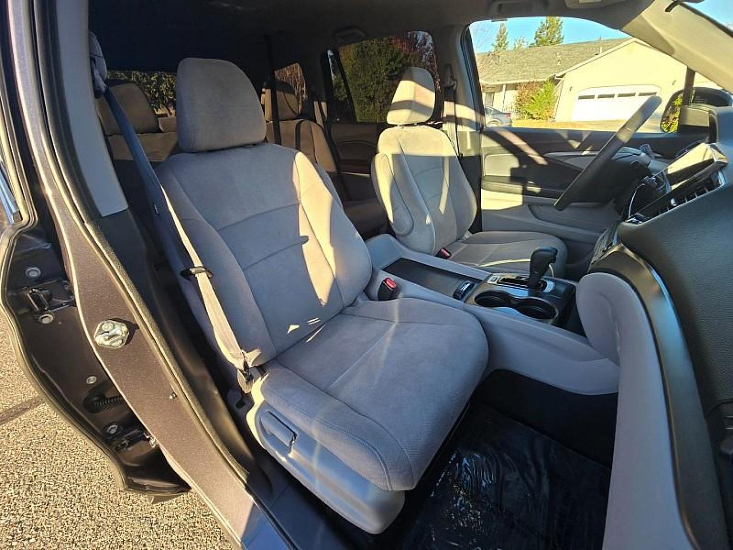 2020 GRAY Honda Pilot (5FNYF5H35LB) with an V6 i-VTEC 3.5 Liter engine, Automatic 6-Spd transmission, located at 246 E Walker St., Orland, 95963, (530) 865-5800, 39.747589, -122.178398 - Photo#19