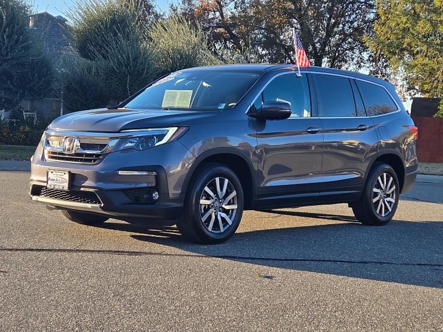 2020 GRAY Honda Pilot (5FNYF5H35LB) with an V6 i-VTEC 3.5 Liter engine, Automatic 6-Spd transmission, located at 246 E Walker St., Orland, 95963, (530) 865-5800, 39.747589, -122.178398 - Photo#3