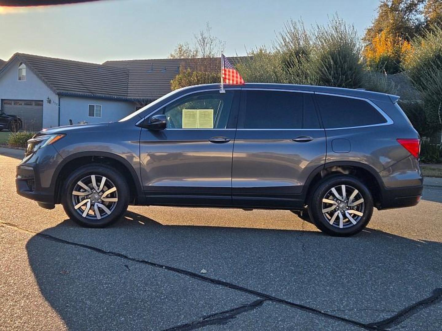 2020 GRAY Honda Pilot (5FNYF5H35LB) with an V6 i-VTEC 3.5 Liter engine, Automatic 6-Spd transmission, located at 246 E Walker St., Orland, 95963, (530) 865-5800, 39.747589, -122.178398 - Photo#4