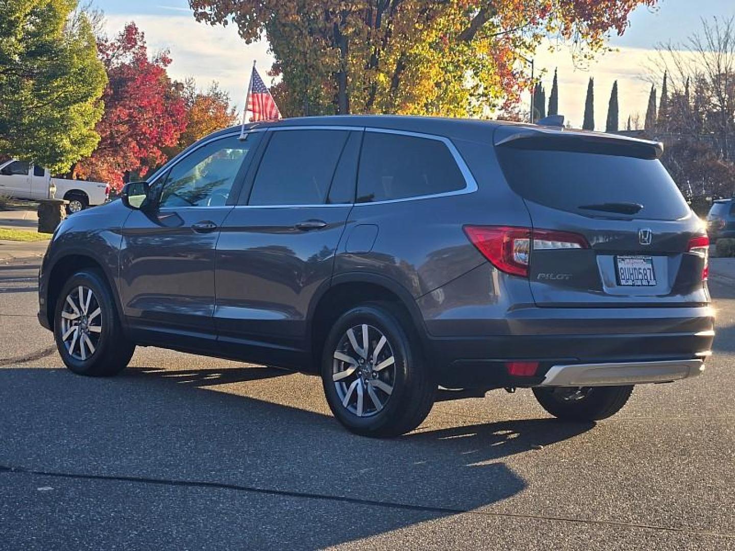 2020 GRAY Honda Pilot (5FNYF5H35LB) with an V6 i-VTEC 3.5 Liter engine, Automatic 6-Spd transmission, located at 246 E Walker St., Orland, 95963, (530) 865-5800, 39.747589, -122.178398 - Photo#5