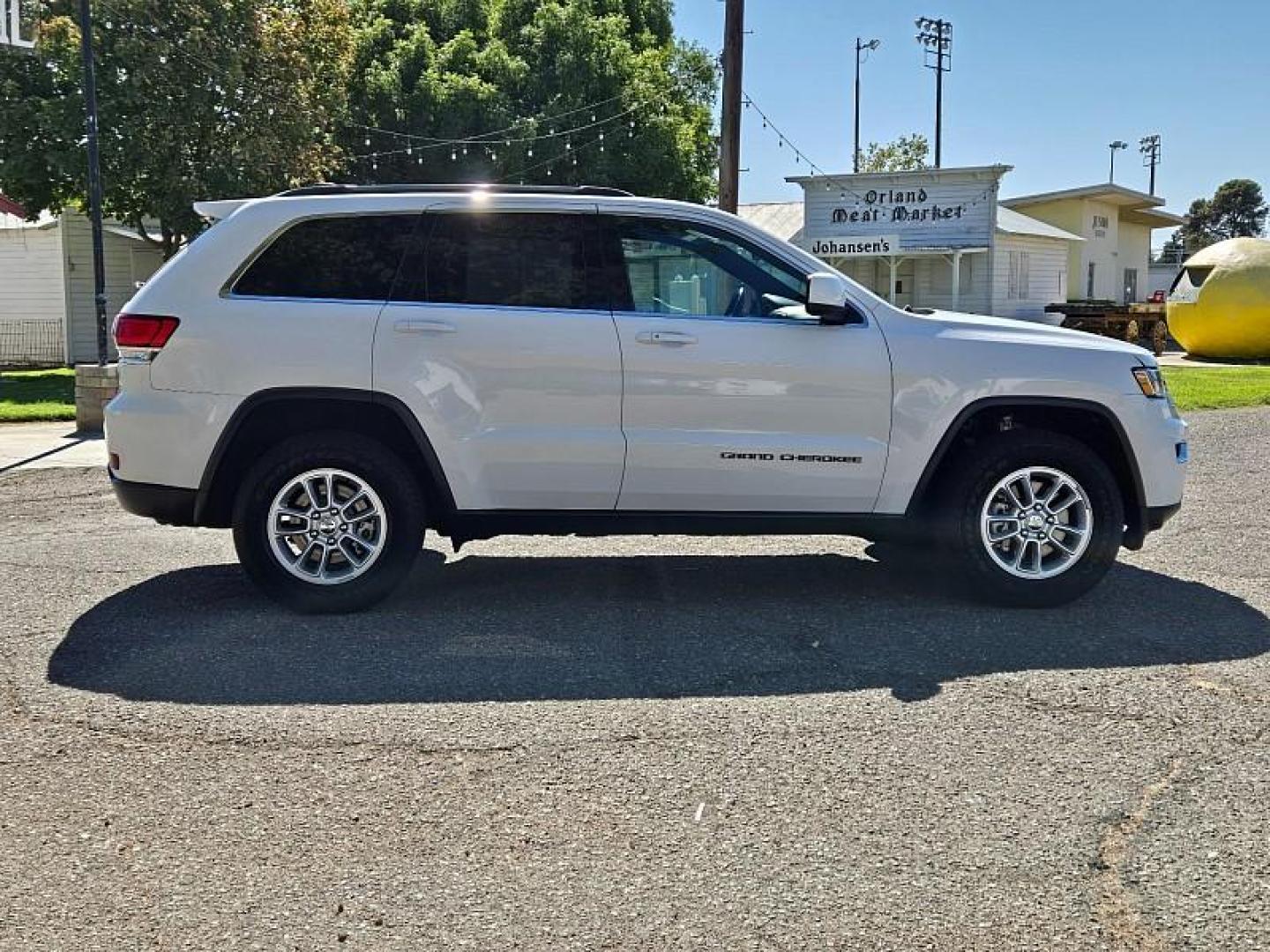 2020 WHITE Jeep Grand Cherokee (1C4RJFAGXLC) with an V6 VVT 3.6 Liter engine, Automatic 8-Spd transmission, located at 246 E Walker St., Orland, 95963, (530) 865-5800, 39.747589, -122.178398 - Photo#9