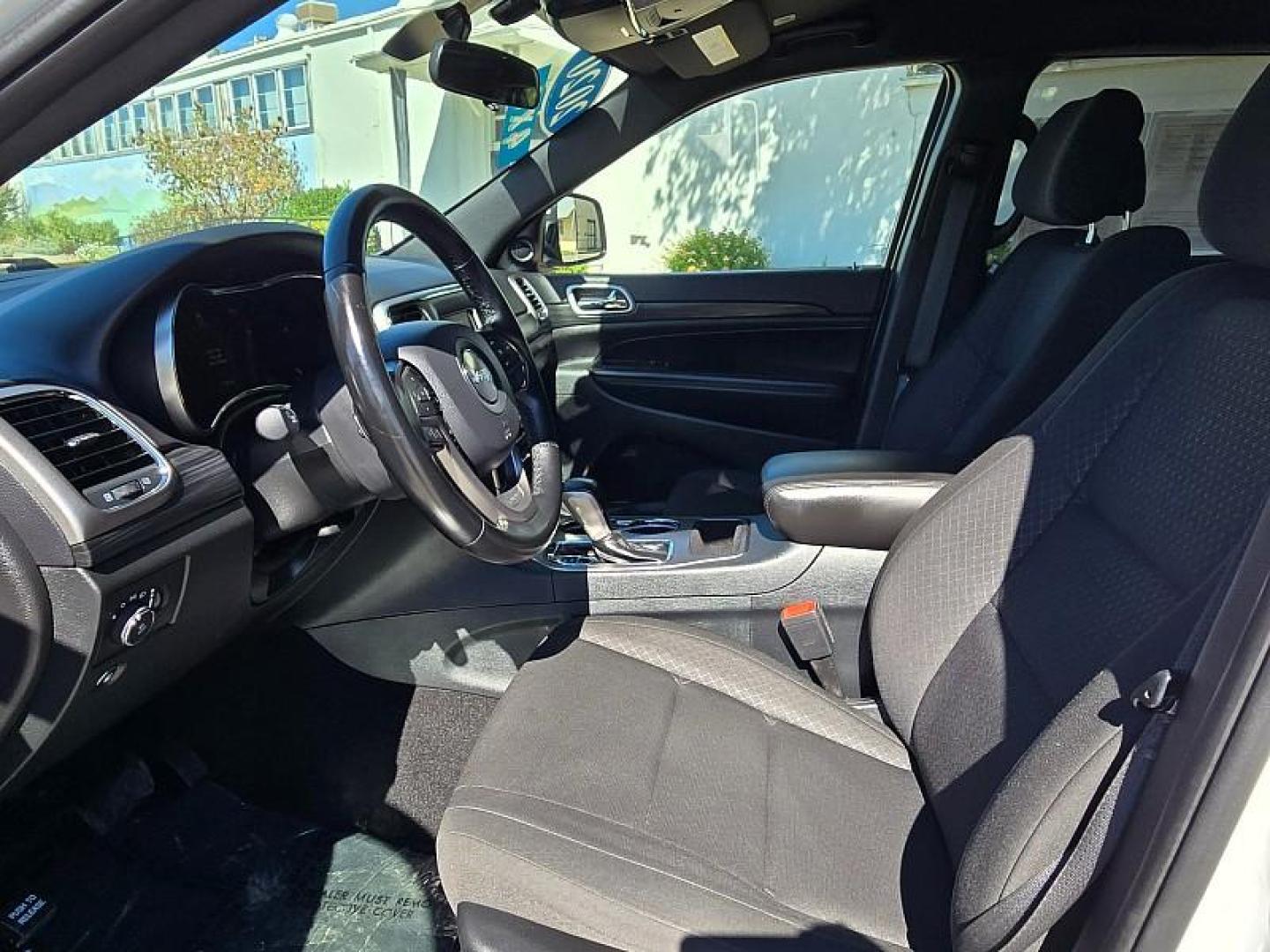 2020 WHITE Jeep Grand Cherokee (1C4RJFAGXLC) with an V6 VVT 3.6 Liter engine, Automatic 8-Spd transmission, located at 246 E Walker St., Orland, 95963, (530) 865-5800, 39.747589, -122.178398 - Photo#11